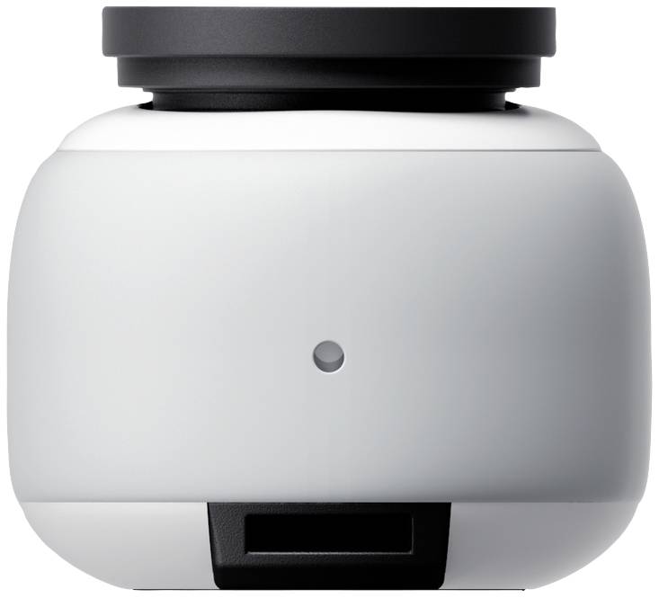 Una fotocamera bianca moderna con un coperchio dell'obiettivo scuro, vista frontale.