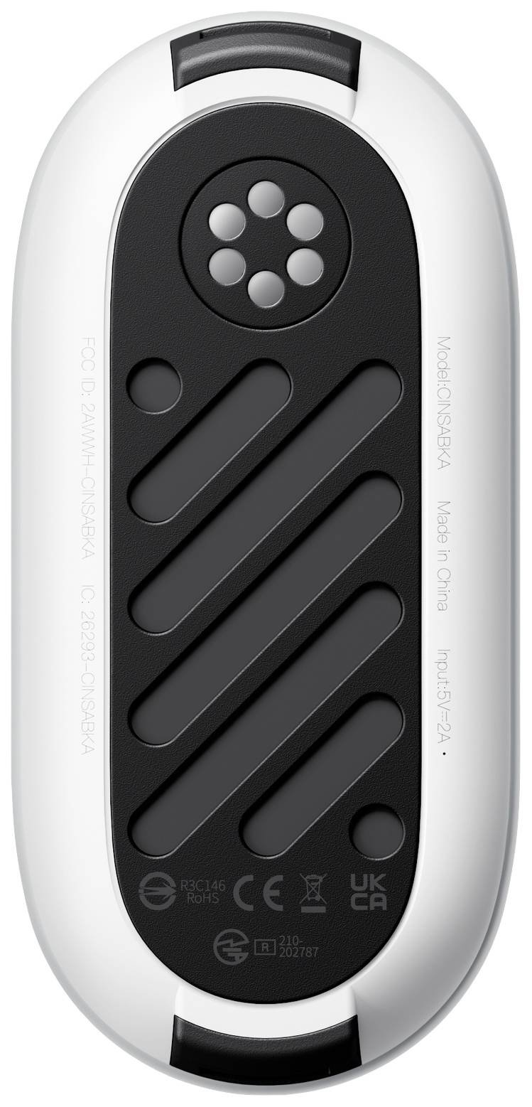 Il lato inferiore di un mouse per computer con superfici in gomma nera e scritte. Sono visibili i marchi CE e UKCA.