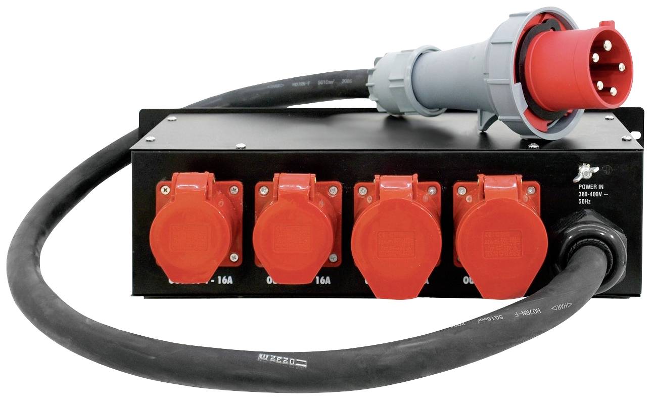 Un quadro elettrico nero con quattro prese rosse e un grande cavo grigio, adatto per alte correnti elettriche.