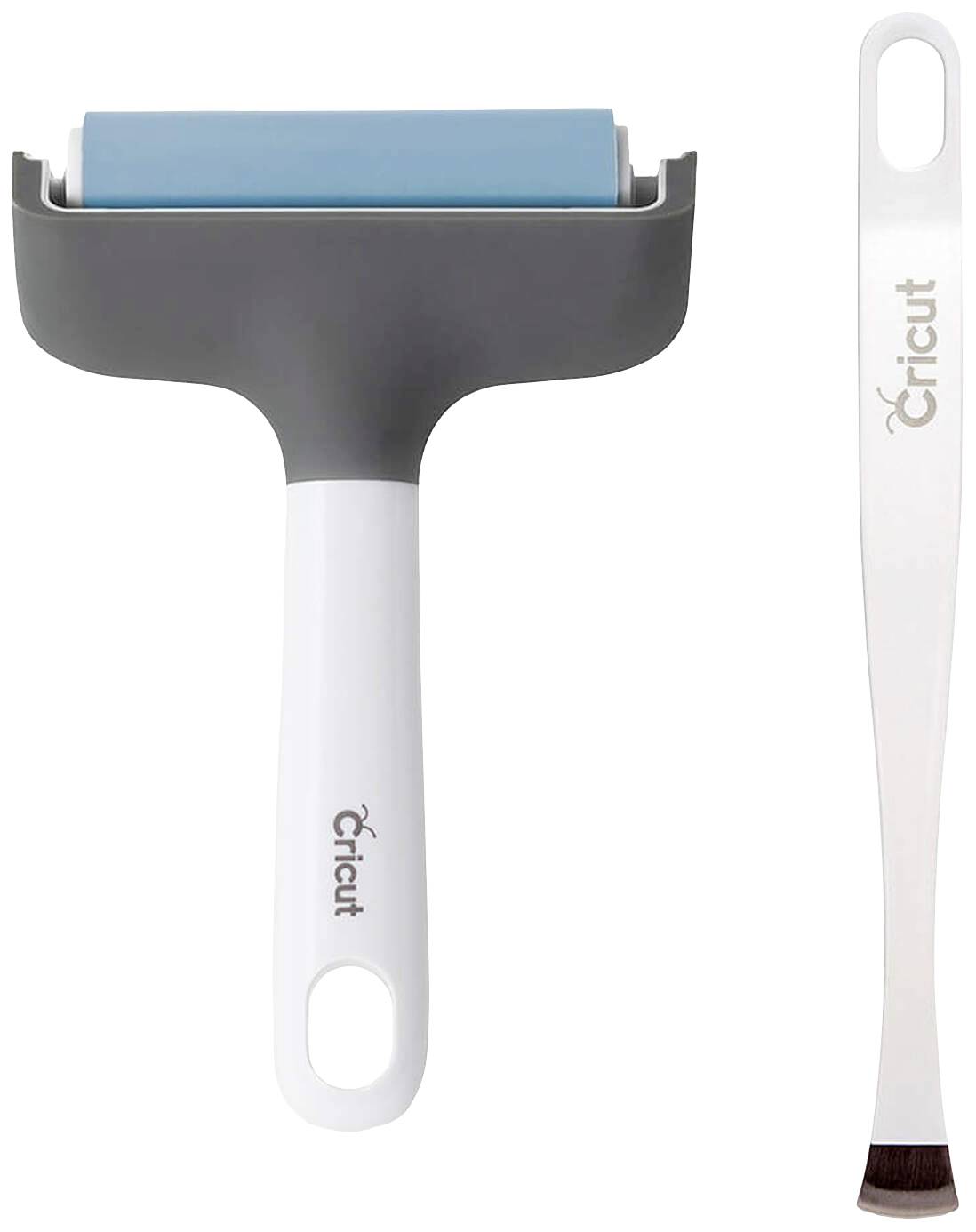 Un rullo in gomma bianco-grigio con testina blu e una spatola bianca con testa a pennello, entrambi con il logo 'Cricut'.