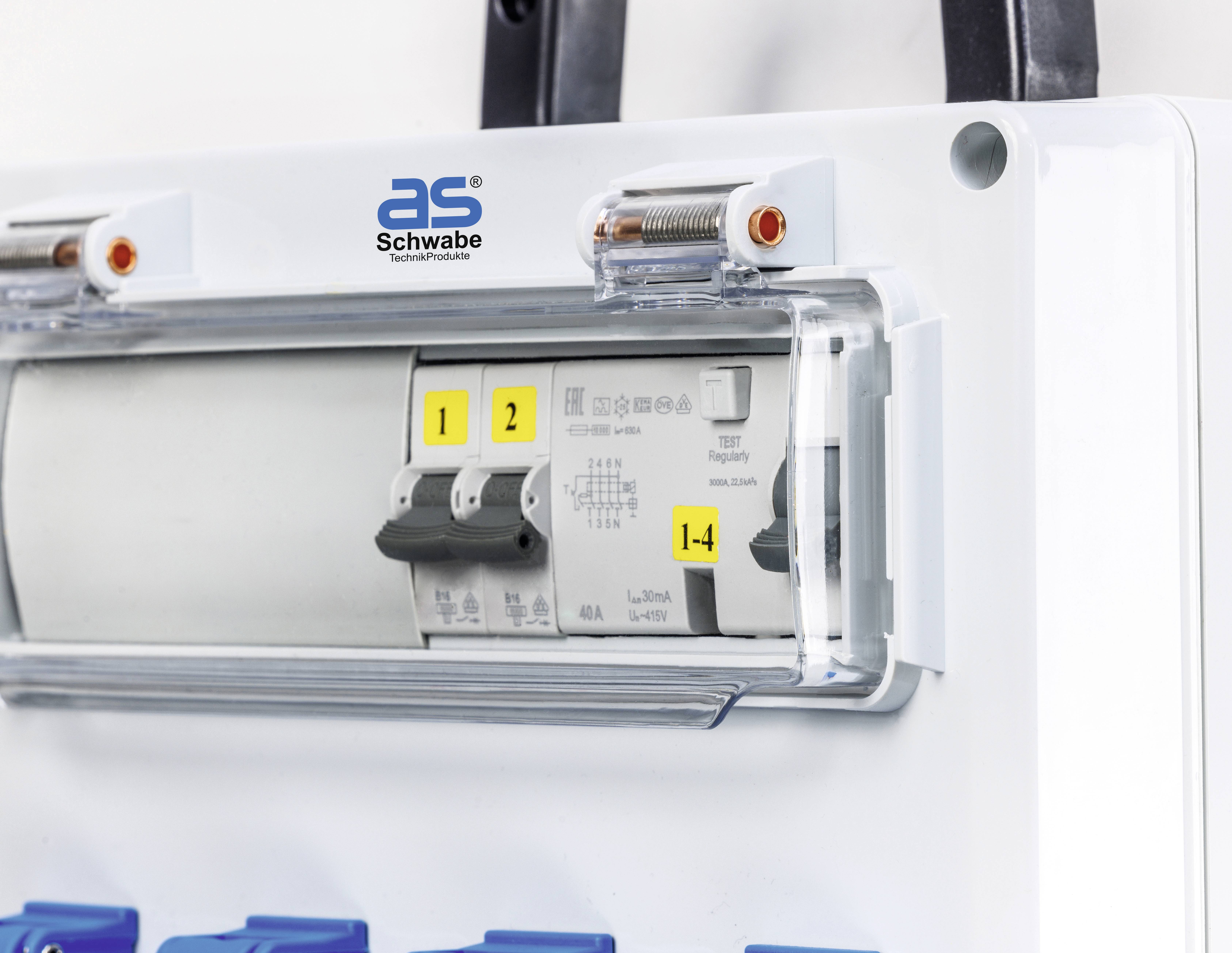 Primo piano di un quadro elettrico di AS Schwabe con diversi interruttori e etichette per il controllo di vari circuiti elettrici.