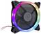 Ventola del computer colorata con illuminazione RGB, forma rotonda, supporto di montaggio nero, due cavi per l'alimentazione.