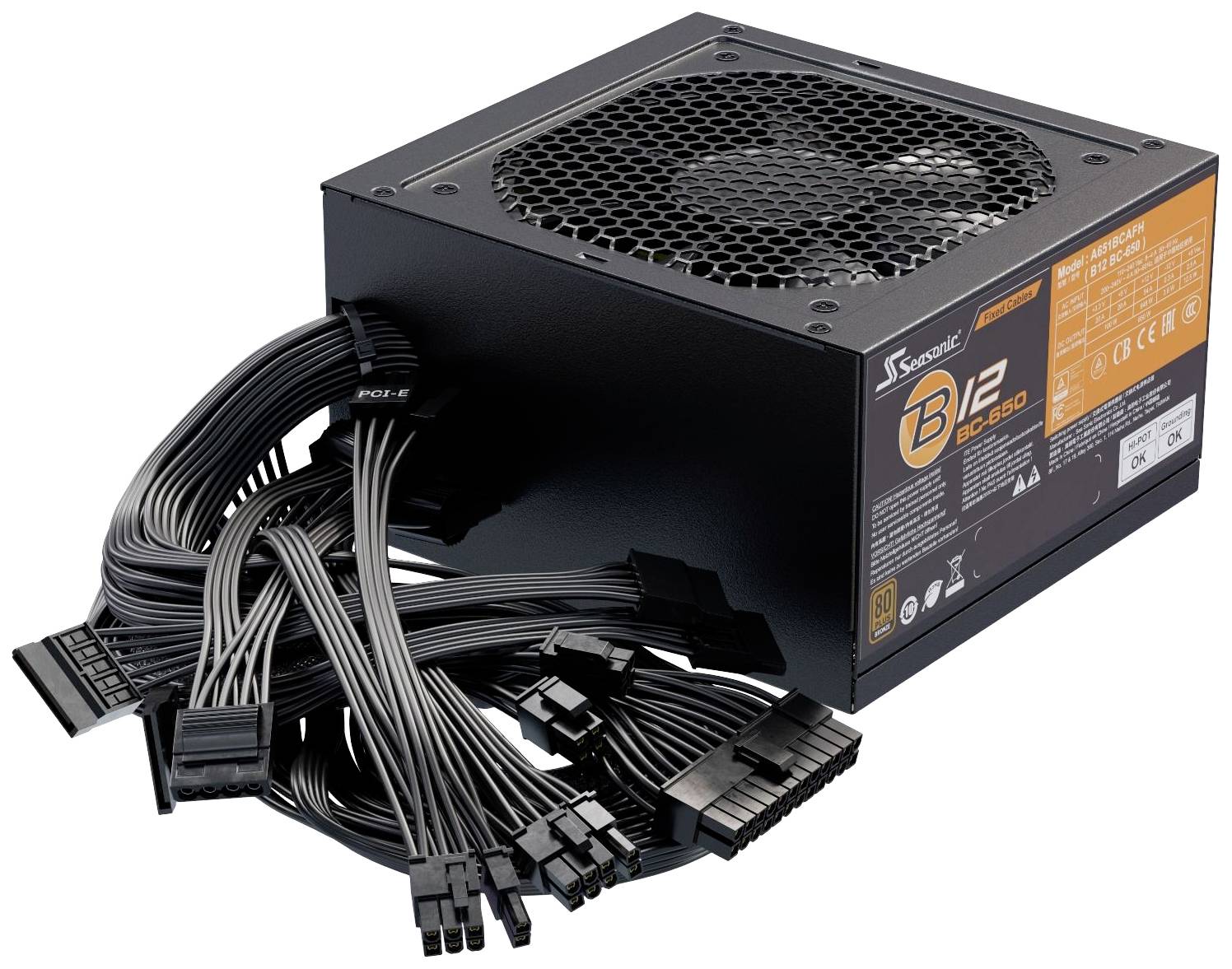 Un alimentatore per PC nero-arancione con griglie di ventilazione caratteristiche e diversi fasci di cavi predisposti per il collegamento a componenti del computer.