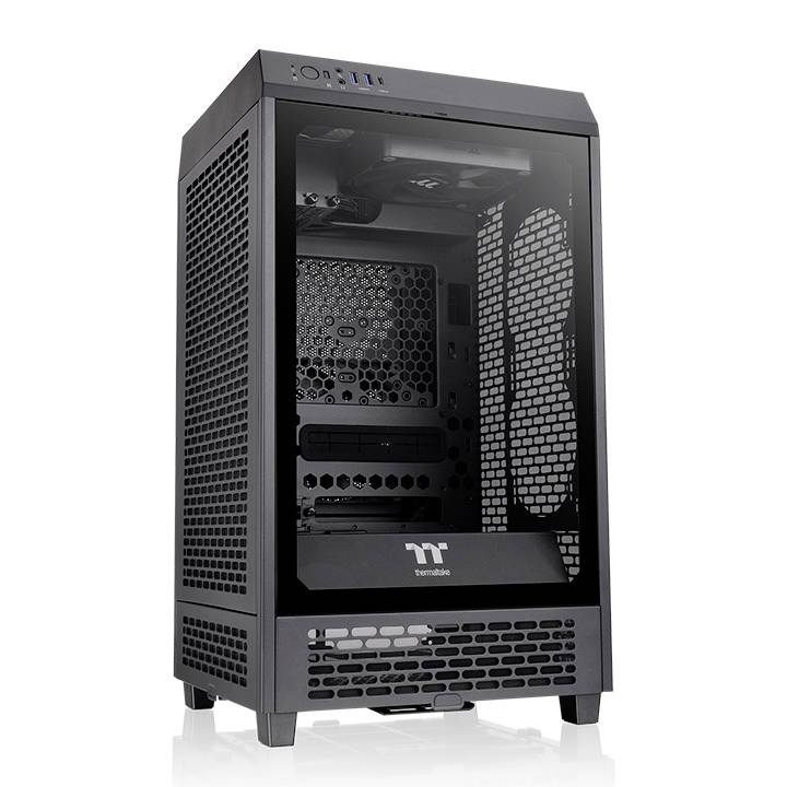 Un case per computer nero e vuoto è in piedi verticalmente, mostrando le griglie di ventilazione anteriori e laterali, con un pannello laterale trasparente.