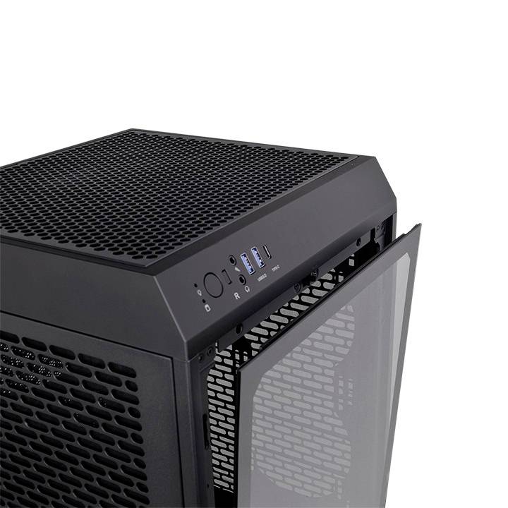 Un case per computer nero con design a rete e pannello laterale rimovibile. Il frontale presenta porte USB e tasto di accensione.