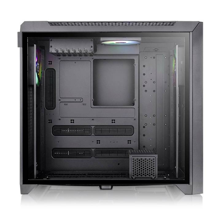 Un case per computer vuoto con vetro sul lato sinistro. All'interno, spazio per componenti hardware, con un ventilatore illuminato nella parte superiore.