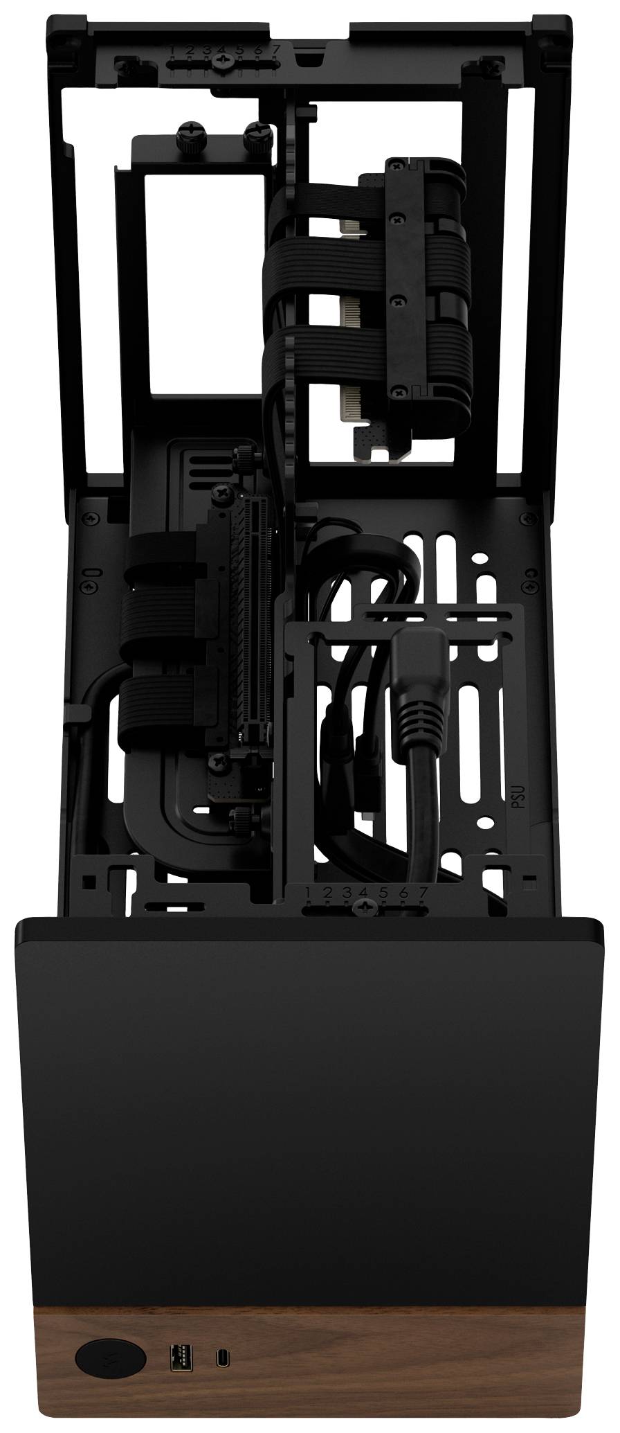 Custodia per computer nera con rivestimento in legno nella parte inferiore. Vista interna mostra la gestione dei cavi e gli slot per schede grafiche.