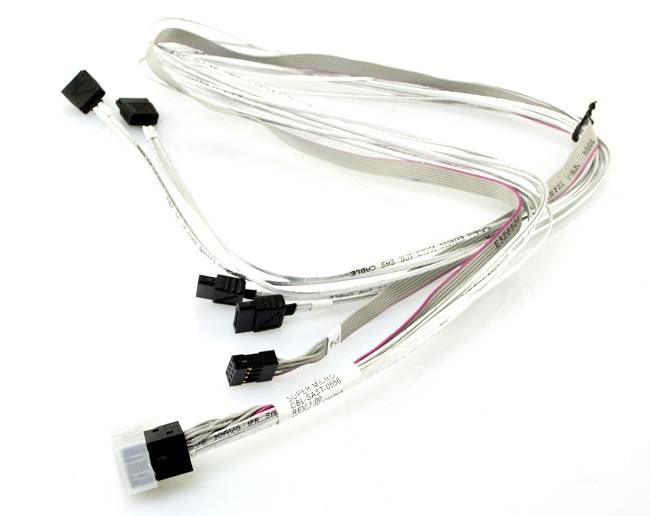 Un fascio di cavi bianchi e grigi con connettori neri alle estremità, utilizzati per connessioni elettroniche.