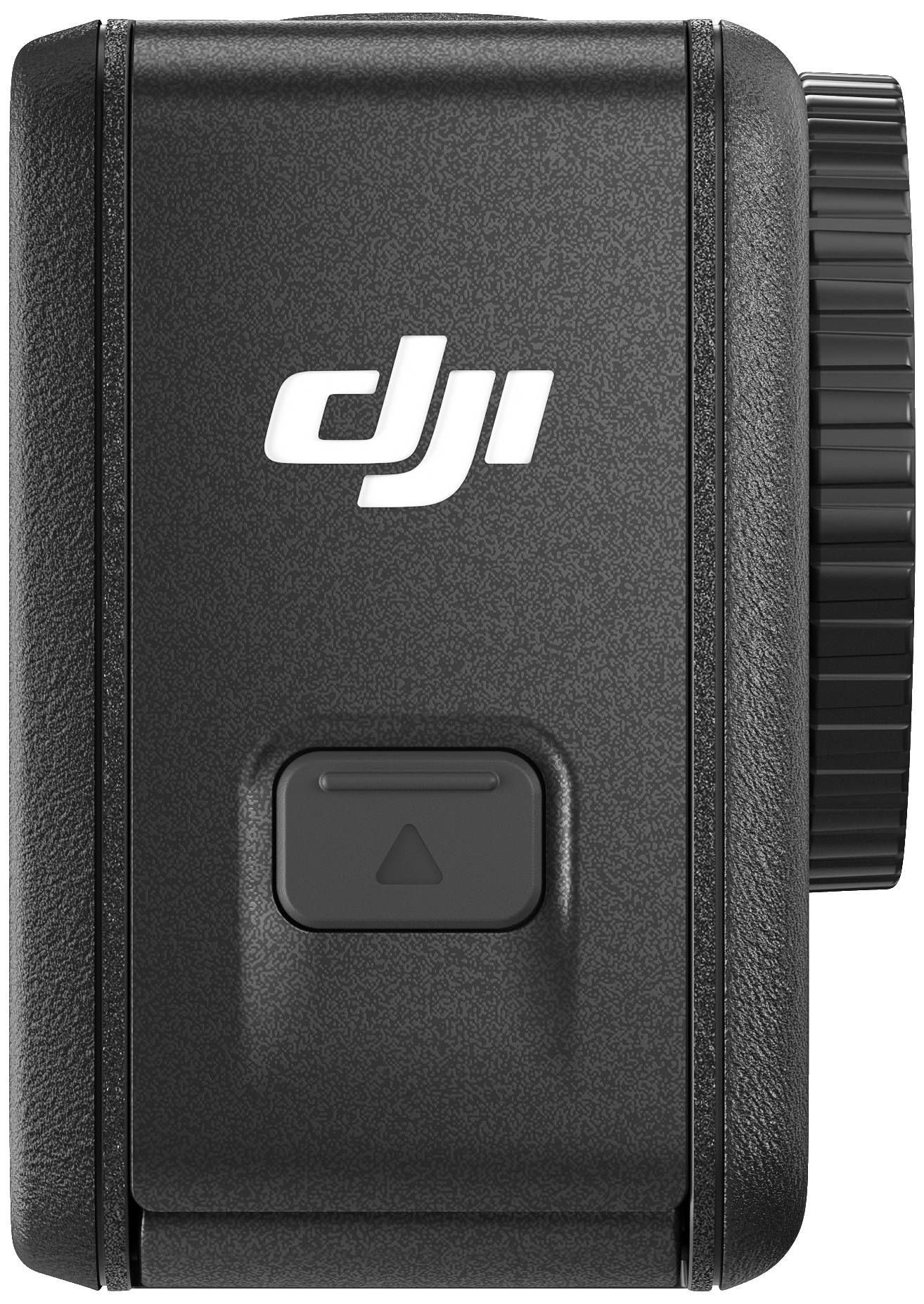 Una videocamera d'azione nera con il logo 'DJI' sul lato. Ha un pulsante laterale e una ghiera strutturata.