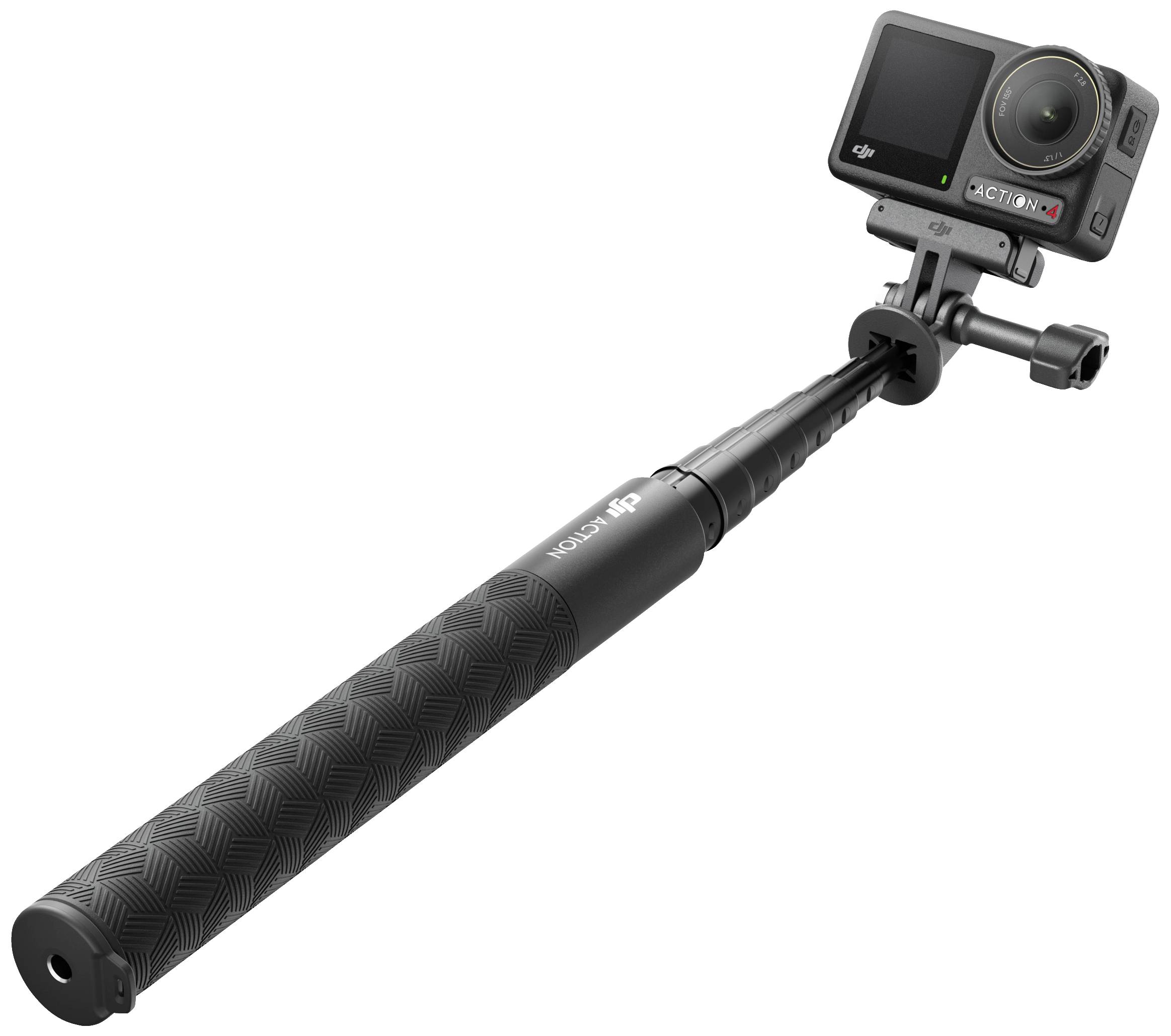 Action camera su un selfie stick, pronta a riprendere video o foto da angolazioni e distanze diverse.