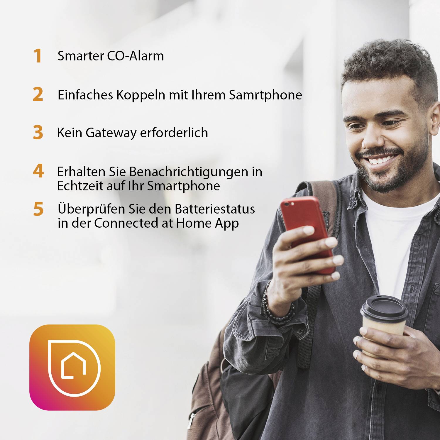 Uomo con smartphone e zaino legge un testo. Il testo descrive i vantaggi di un'app per smart home: accoppiamento semplice, nessun gateway necessario, possibilità di controllare lo stato della batteria.