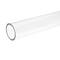 Tubo di plastica trasparente, fotografato lateralmente, mostra la superficie liscia, chiara e gli estremi aperti del tubo.