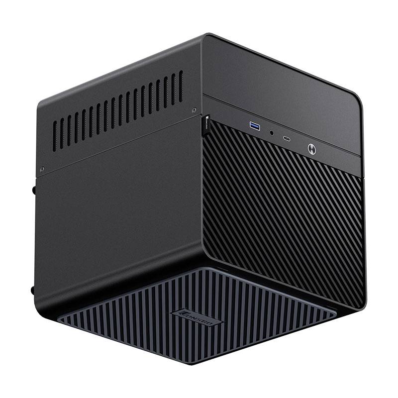 Un mini PC compatto nero con fessure di ventilazione e porte frontali. Design quadrato, ideale per applicazioni che richiedono poco spazio.