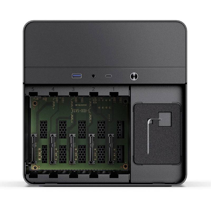 Stazione di docking per hard disk esterni in nero con più slot per l'archiviazione.