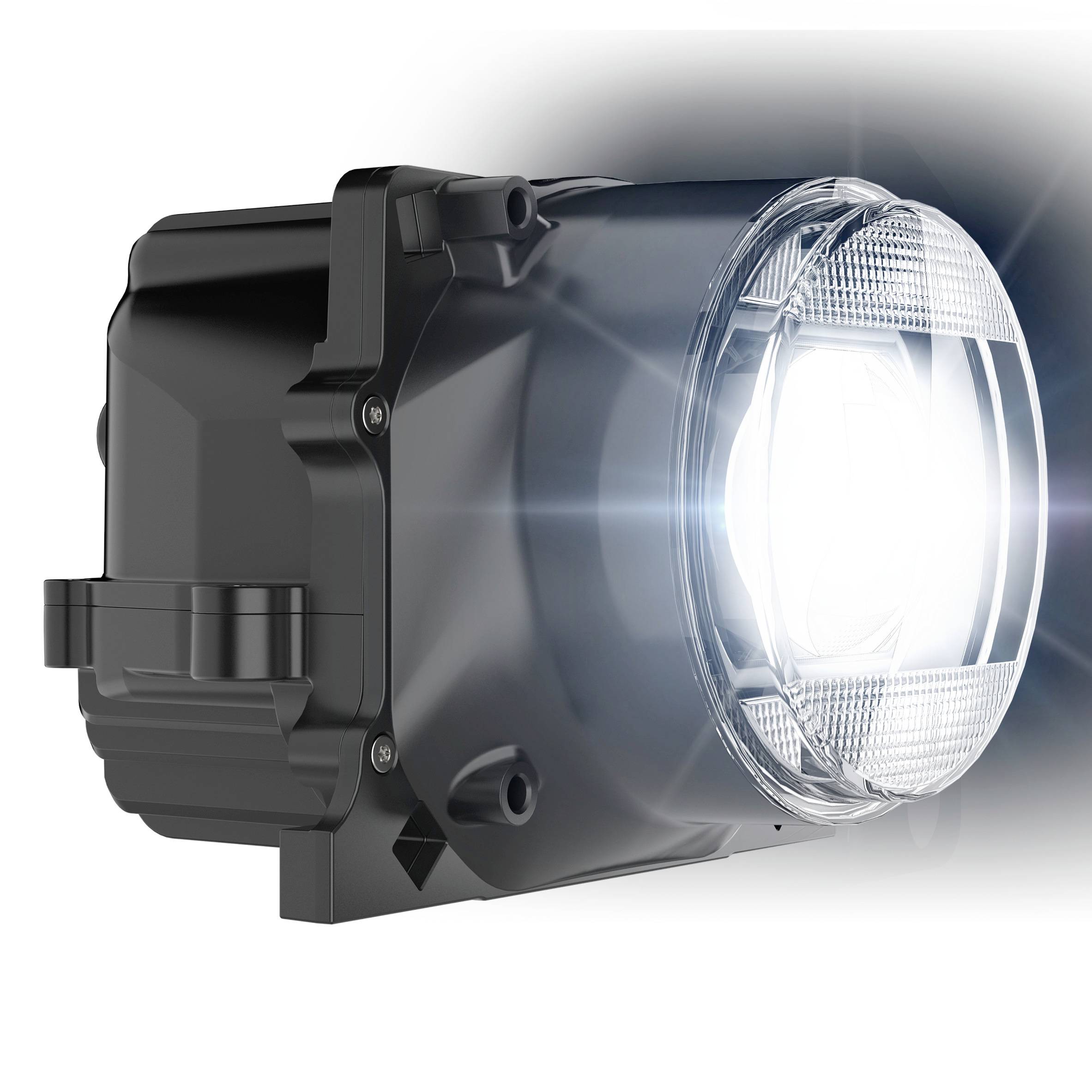 Un alloggiamento del faro a LED nero che illumina intensamente, mostra la robusta costruzione e il vetro anteriore trasparente con un'evidente emissione luminosa.