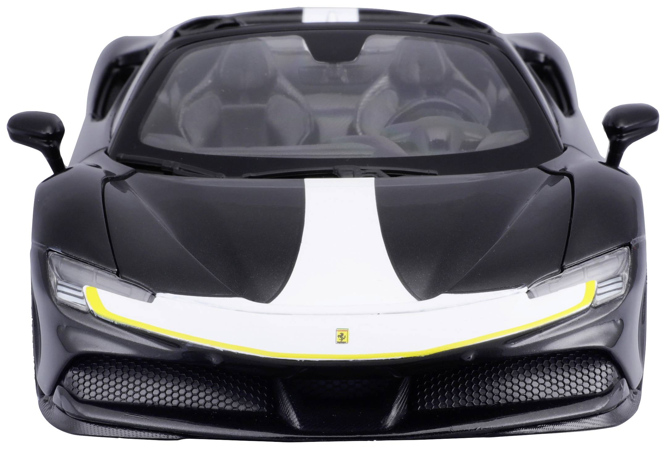 Un'auto sportiva nera con una striscia bianca sul cofano, vista frontale, superficie lucente, design moderno.