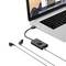 Interfaccia audio USB con cuffie, collegata a un laptop. Il laptop mostra una schermata.