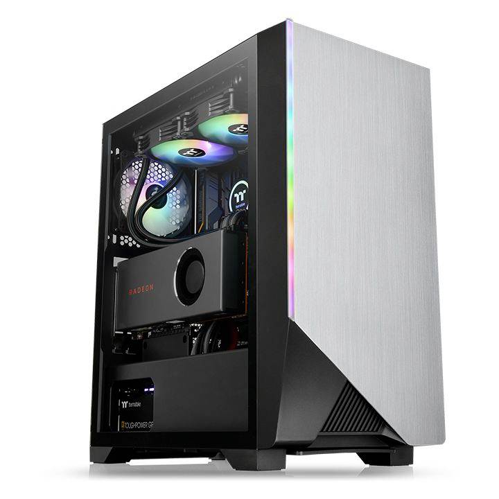 Un PC da gaming moderno con illuminazione RGB all'interno. I componenti visibili includono scheda grafica, ventole e strisce LED RGB.