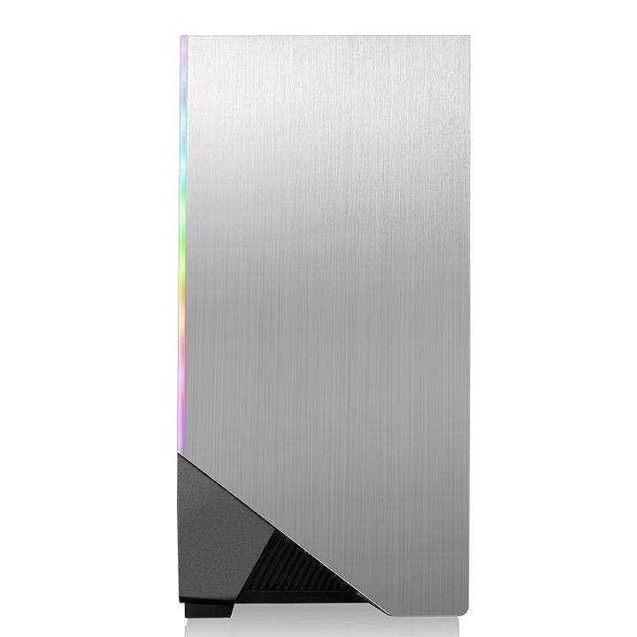 Un case per computer argentato con illuminazione RGB sul lato. Design semplice e moderno con un elemento inclinato nella parte inferiore.
