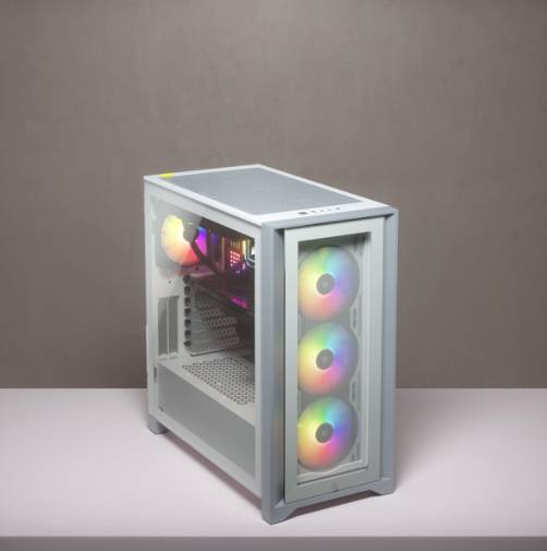 Un case per computer bianco con pannello laterale trasparente mostra ventole LED colorate e componenti interni su uno sfondo rosa.