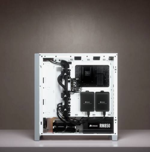 Un case per computer aperto con vista degli hardware interni, con cavi visibili, alimentatore e due grandi supporti per hard disk.