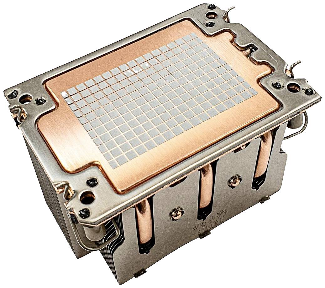 Un grande dissipatore di calore in rame con lamelle argentate e diversi heat pipe per la dissipazione del calore da dispositivi elettronici.