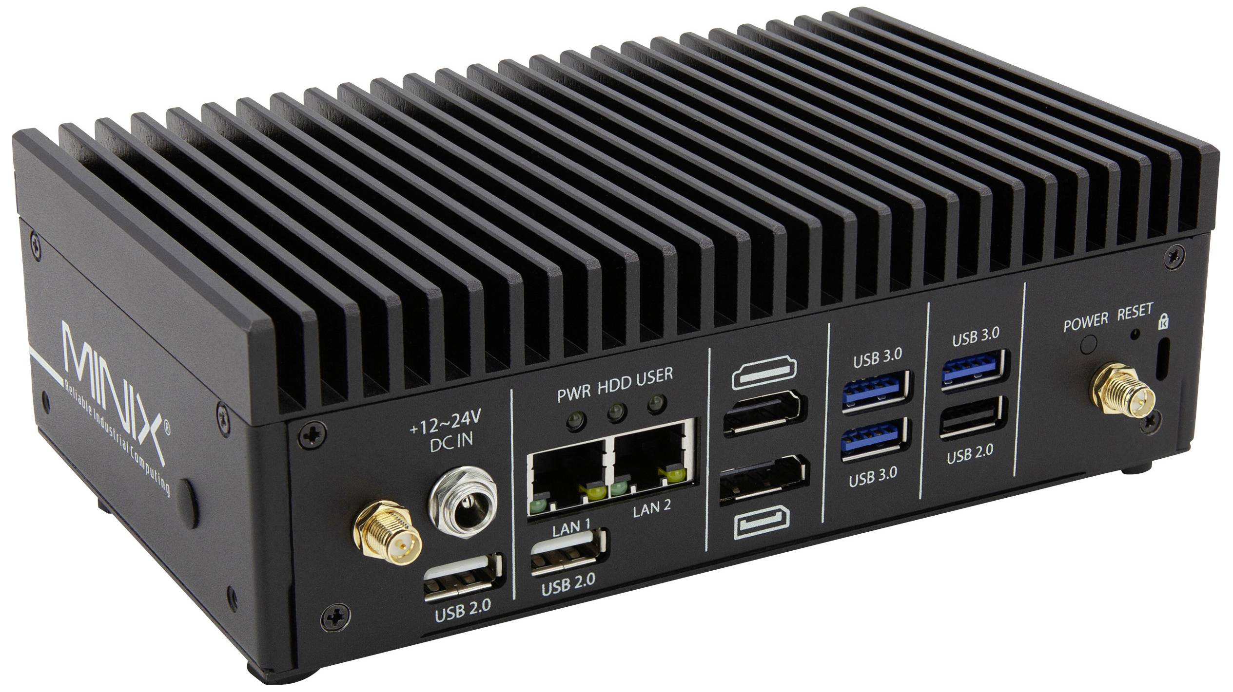Un mini PC nero con diverse porte USB, porte LAN e altre interfacce sul lato anteriore. Le alette nervate aumentano il raffreddamento. A sinistra è visibile il nome del marchio.