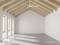 Un ambiente vuoto con soffitto in legno e grandi finestre che lasciano entrare luce naturale. Un ventilatore da soffitto bianco è appeso al soffitto.