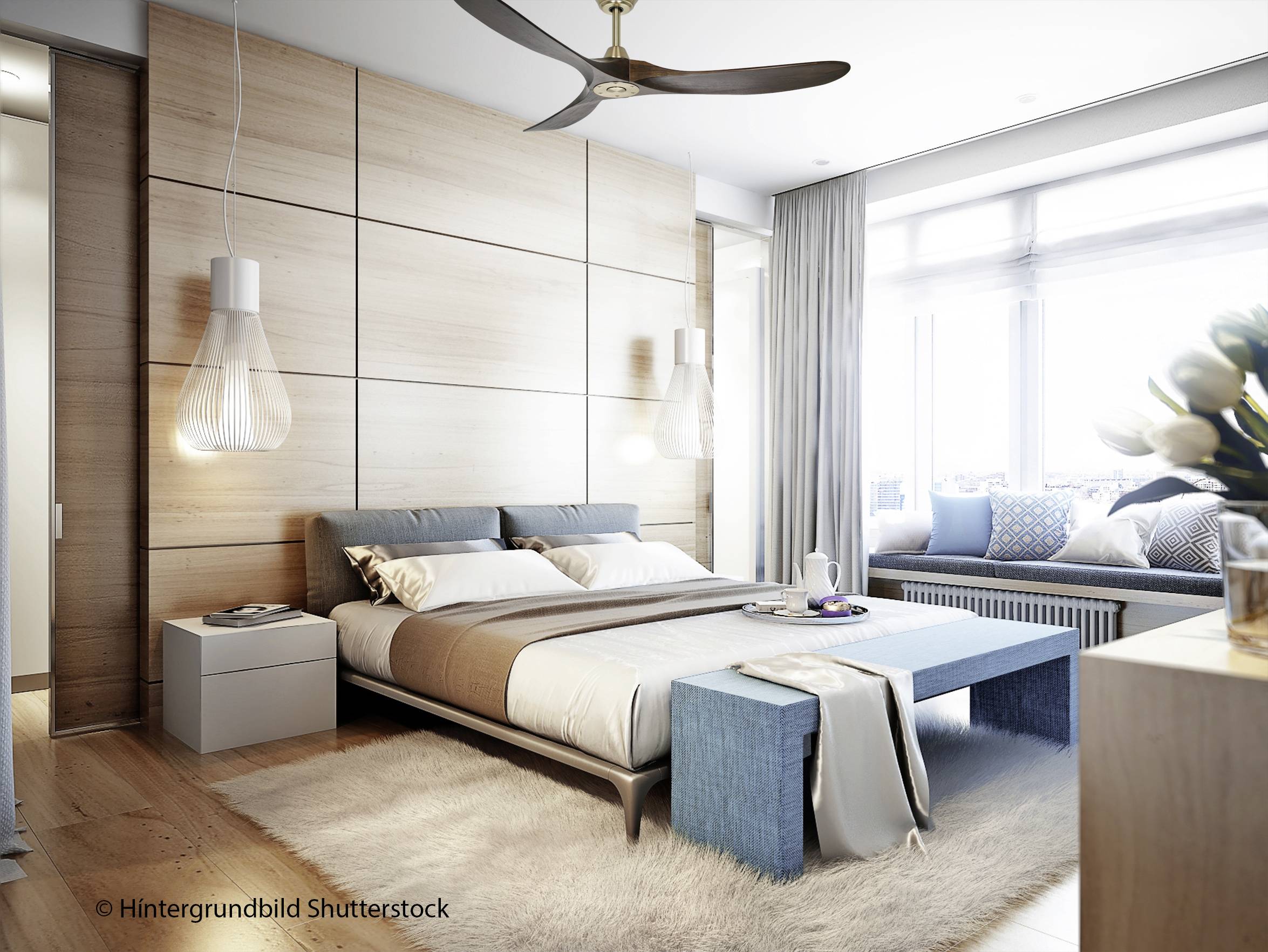 Una camera da letto moderna con un grande letto, pareti in legno, un lampadario e una grande finestra con un'area sedute.