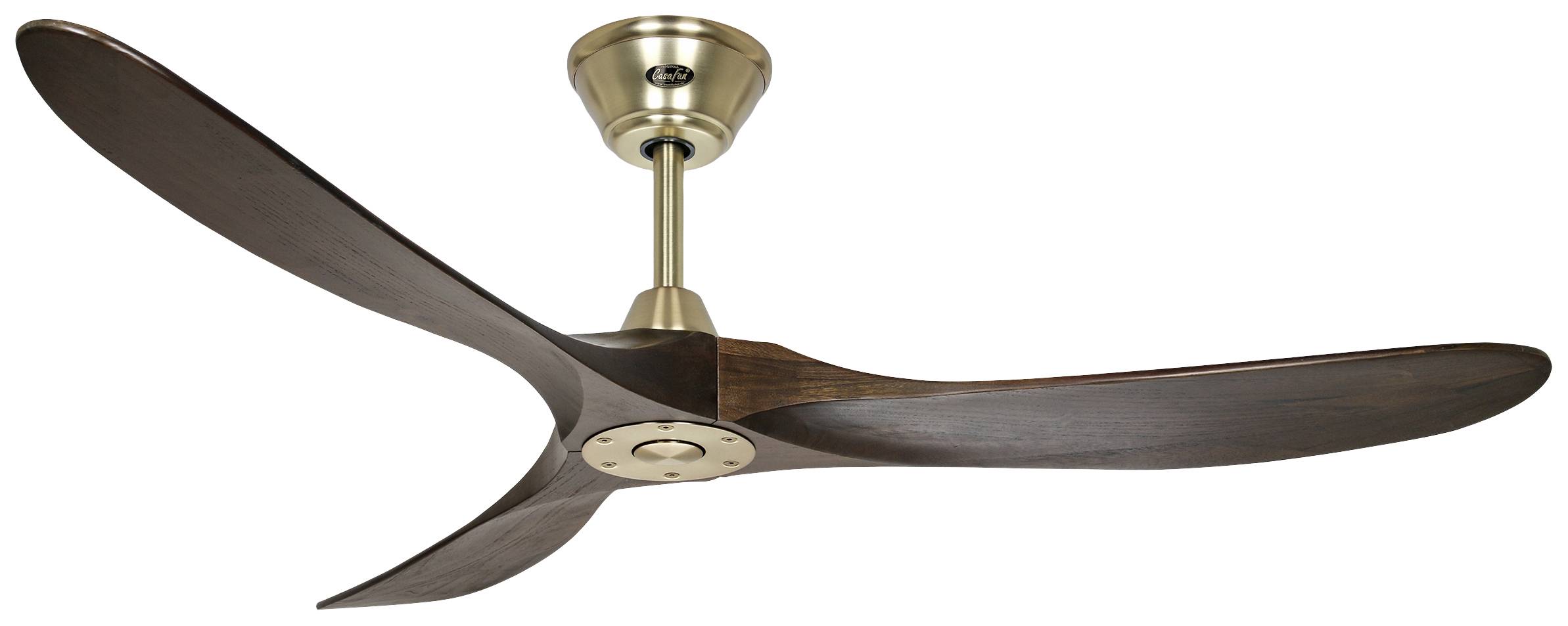 Ventilatore da soffitto a tre pale in legno scuro con involucro color ottone, montato su un'asta metallica.