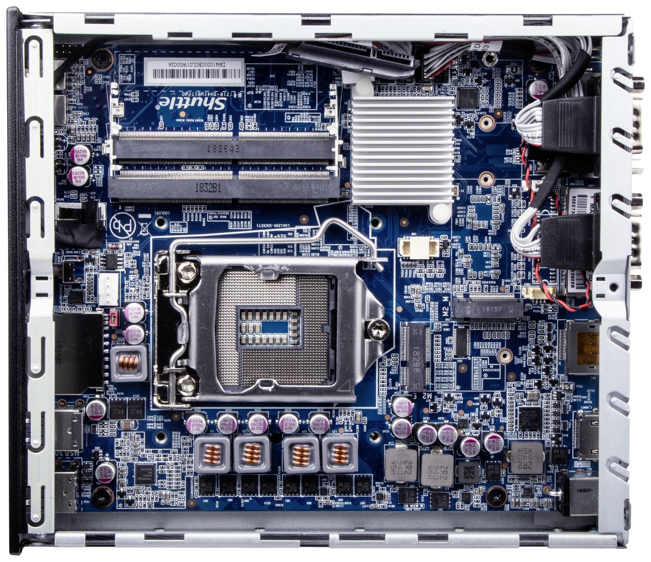 Una scheda madre per computer con componenti visibili come lo slot per processore, gli slot per RAM, i dissipatori di calore e le porte di connessione.