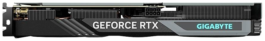 'Scheda grafica GIGABYTE GeForce RTX, vista laterale con alette di raffreddamento e connettori di alimentazione visibili, logo illuminato sul lato destro.'