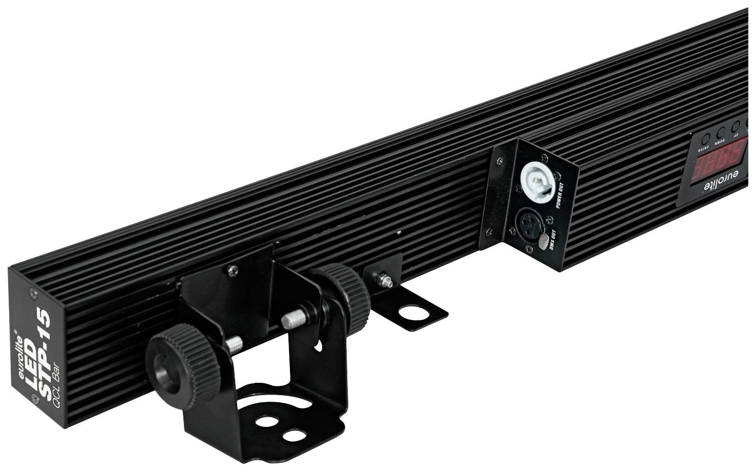 Un proiettore LED nero con staffa di montaggio. Pannello di controllo con pulsanti e display digitale sul lato.