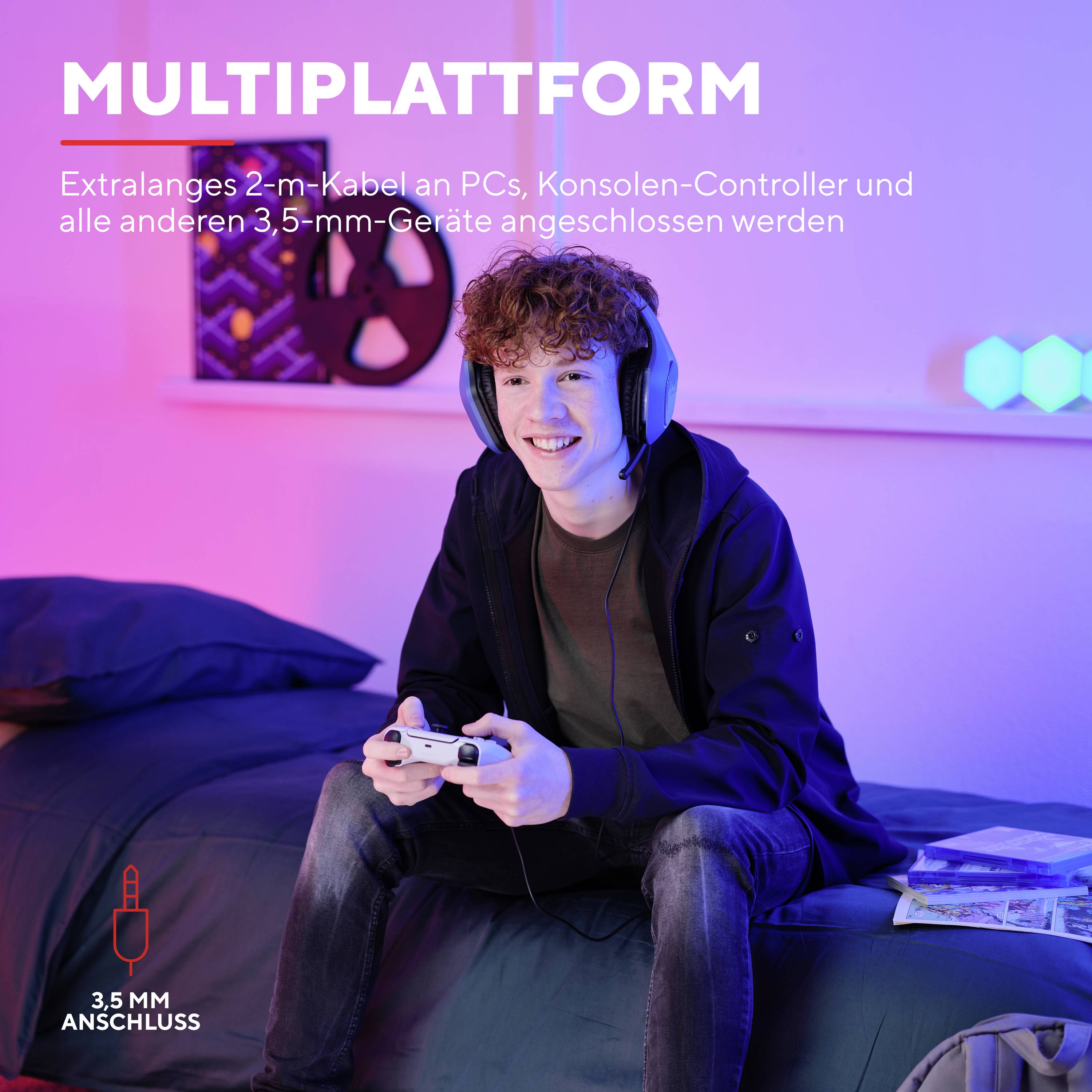 Adolescente seduto su un divano che gioca con un controller. Testo in alto descrive un cavo per connessione multipiattaforma.