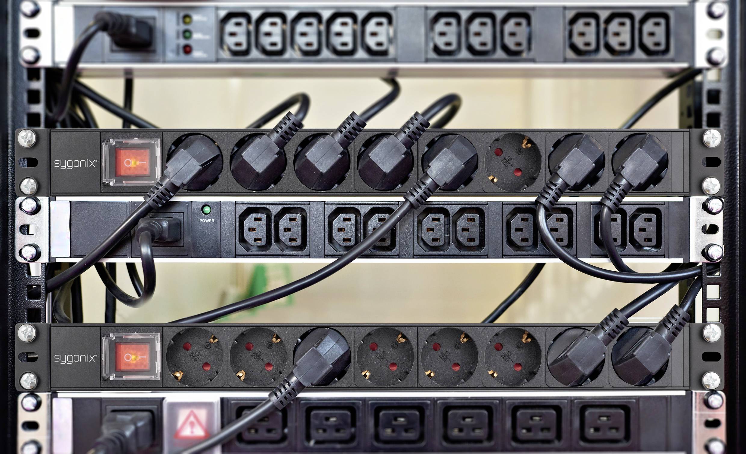 Un rack server con più multiprese. Alcune prese sono occupate, altre libere. Interruttori e spie LED sono visibili.