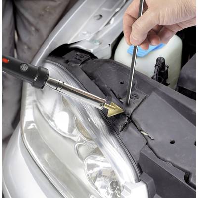 Qualcuno sta riparando la plastica di un componente auto utilizzando un saldatore e uno strumento che applica pressione per modellare il materiale.
