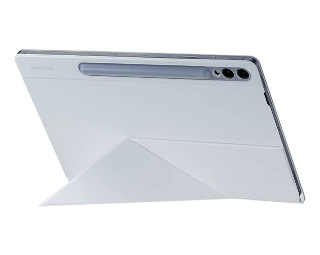Un tablet d'argento con un supporto per la penna e due obiettivi fotografici sul retro. È poggiato su un supporto ripiegato.