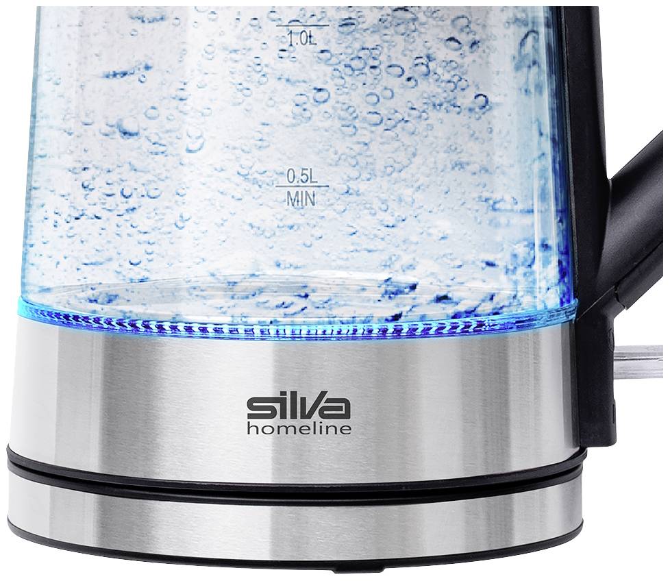 Bollitore in vetro con luce LED blu, che bolle l'acqua. Base in acciaio inossidabile, scala da 0,5L a 1,7L. Logo "Silva Homeline" sulla base.