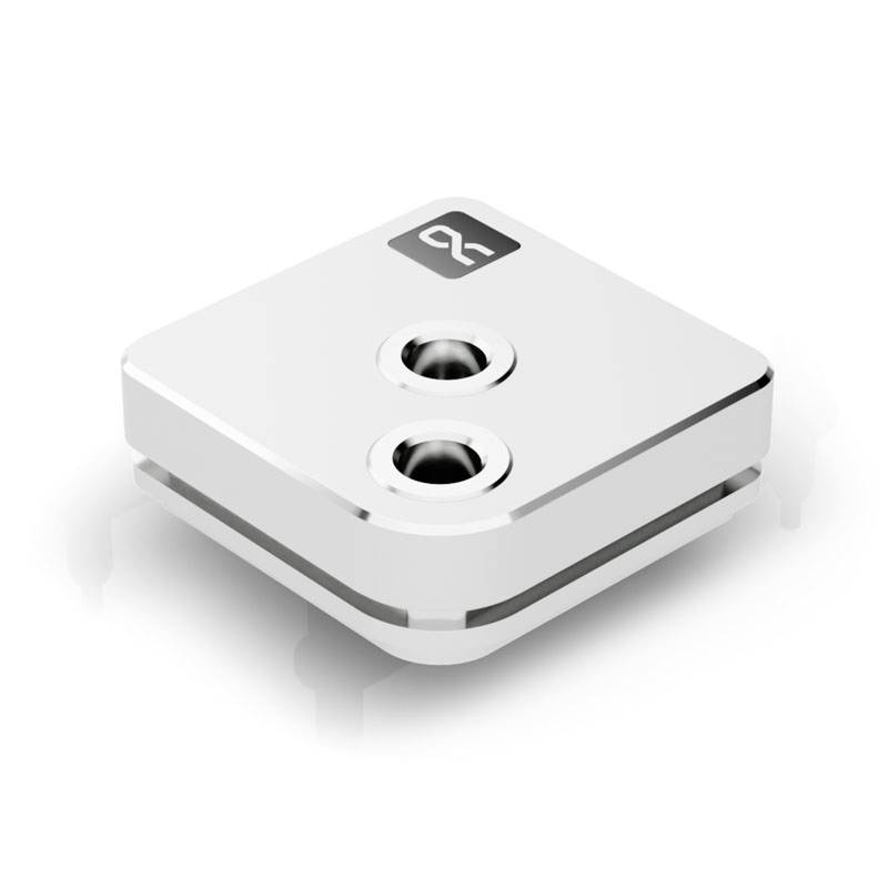 Adattatore metallico quadrato con due aperture, superficie color argento e logo nero nell'angolo.