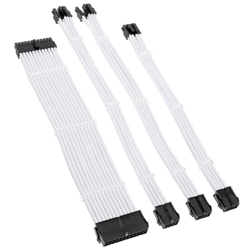 Quattro cavi di alimentazione bianchi per PC con guaina, di lunghezze e connettori diversi. Design essenziale, adatti per progetti di assemblaggio di computer.