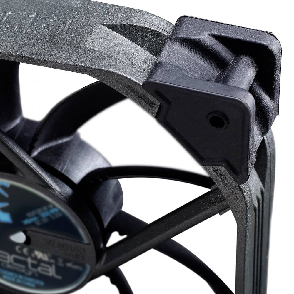 Un ventilatore per computer con un telaio robusto e un logo distintivo al centro, mostra i dettagli del montaggio a vite e delle pale del ventilatore.