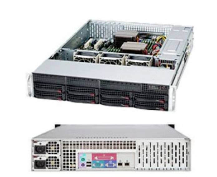 L'immagine mostra un server aperto con diversi ventole, cavi e componenti hardware, nonché la vista posteriore con connettori e griglie di ventilazione.