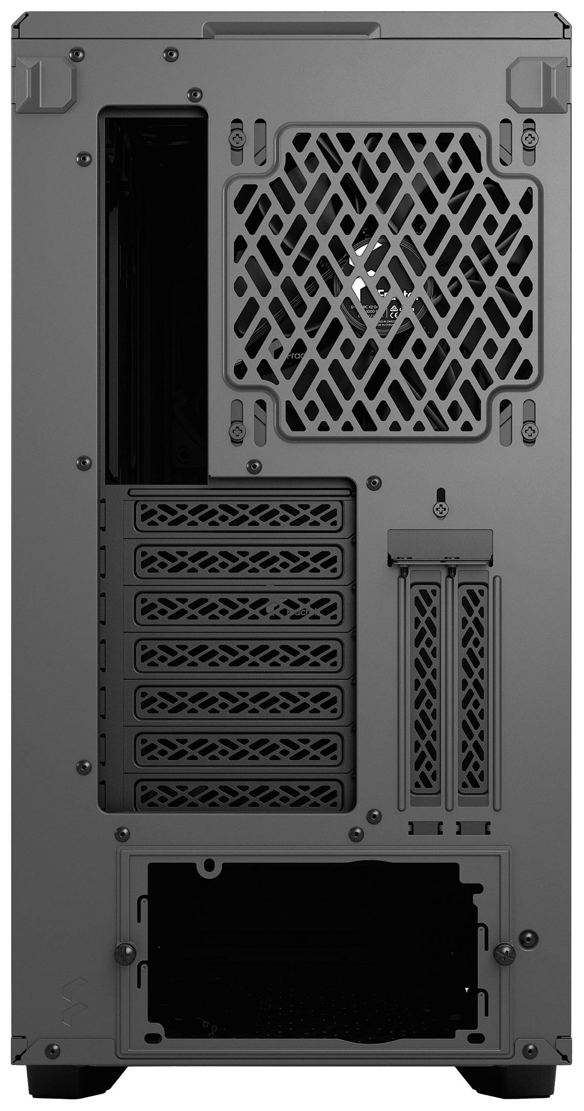 Retro di un case per computer con griglie di ventilazione, slot di espansione e apertura per l'alimentatore, il tutto in metallo nero.