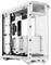 Involucro PC bianco vuoto con cavi visibili e vani per unità, privo di componenti hardware, ripreso da una prospettiva laterale.