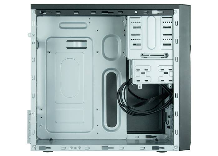 Vista interna di un case per computer vuoto con gestione dei cavi. A destra sono visibili supporti per hard disk e unità.