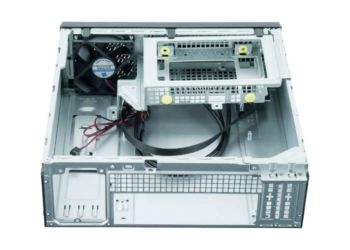 Involucro del computer aperto con cablaggio visibile e un ventilatore. L'involucro è vuoto e può ospitare componenti come scheda madre o hard disk.