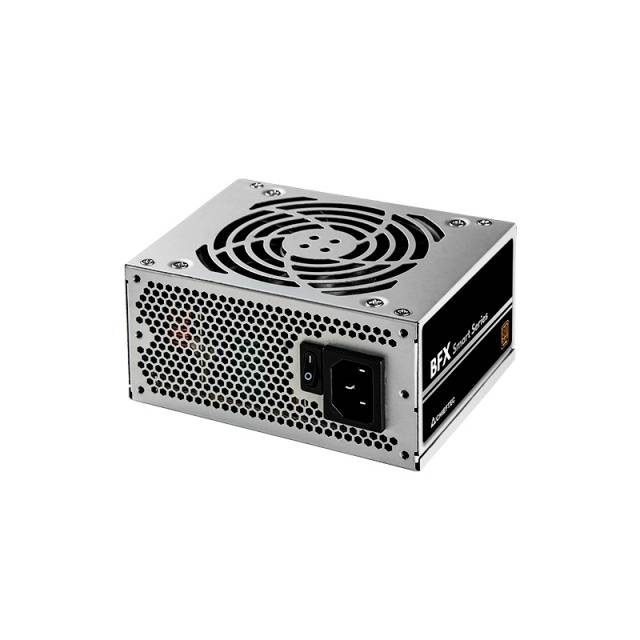Un alimentatore per computer argentato con ventola e connettore per cavo di alimentazione. Ha griglie di ventilazione e un interruttore di accensione/spegnimento.