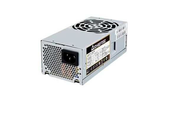 Alimentatore per computer grigio argento con griglia di ventilazione e connettori, su uno sfondo bianco.