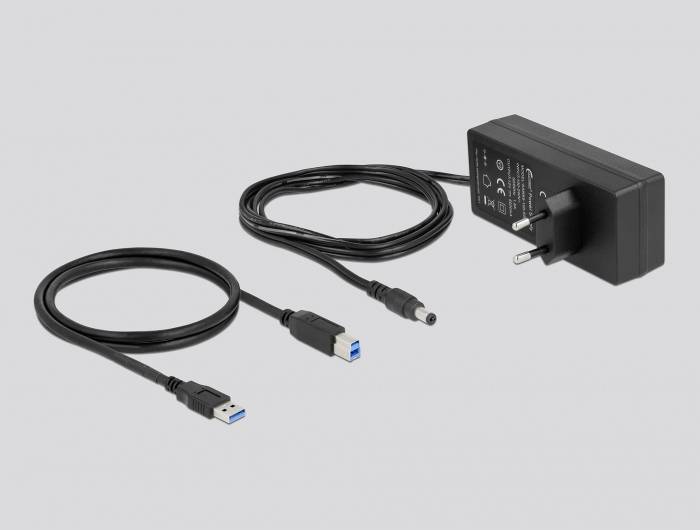 Alimentatore con due cavi: cavo USB e connettore cilindrico. L'alimentatore ha la spina europea. Utilizzato per dispositivi elettronici.