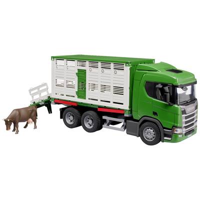 Un camion giocattolo verde con un rimorchio per il trasporto di bestiame, da cui viene condotta fuori una mucca marrone.